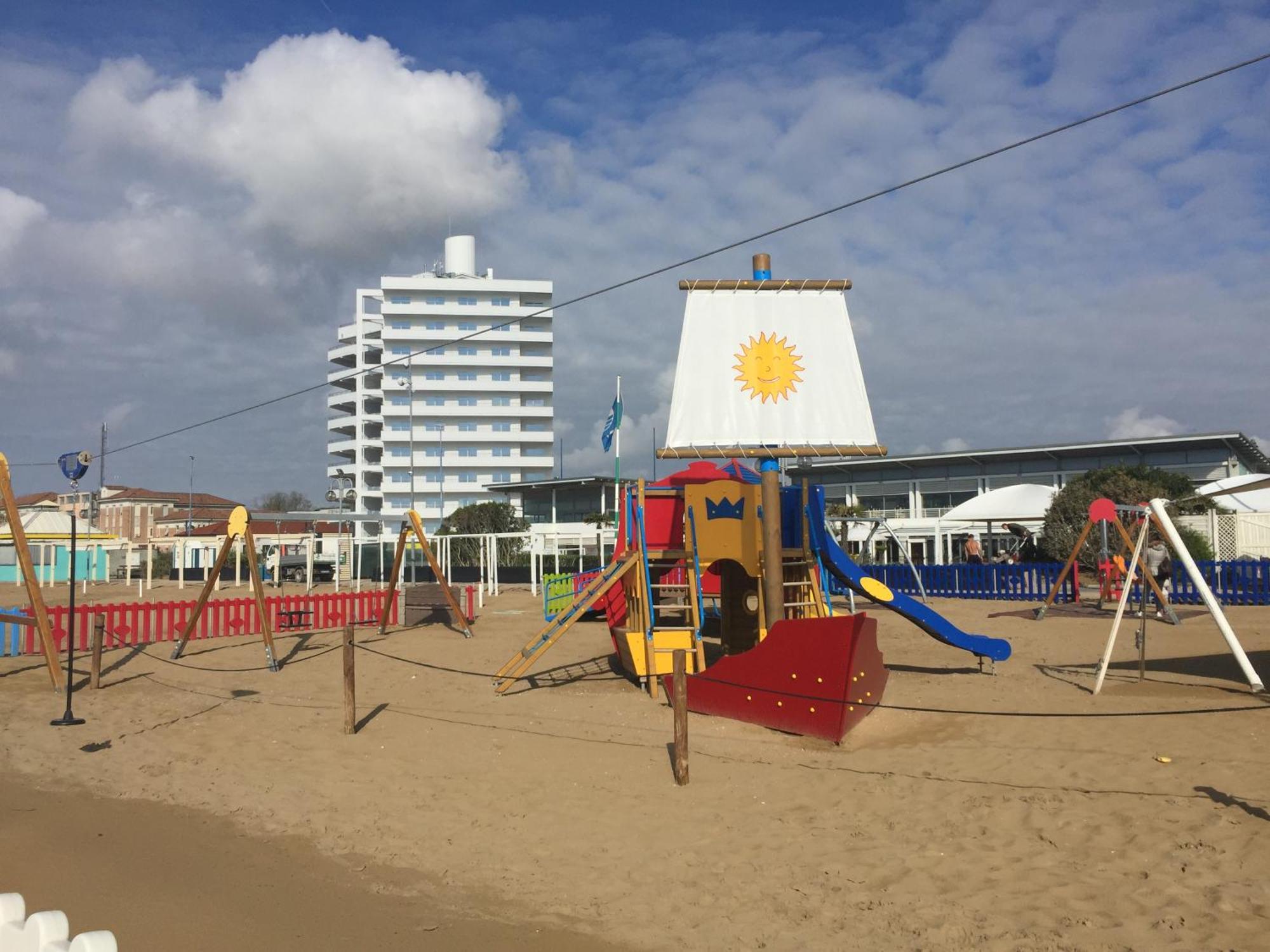 Beach Palace With Small Swimming Pool, Private Beach, Parking Лидо ди Йезоло Екстериор снимка